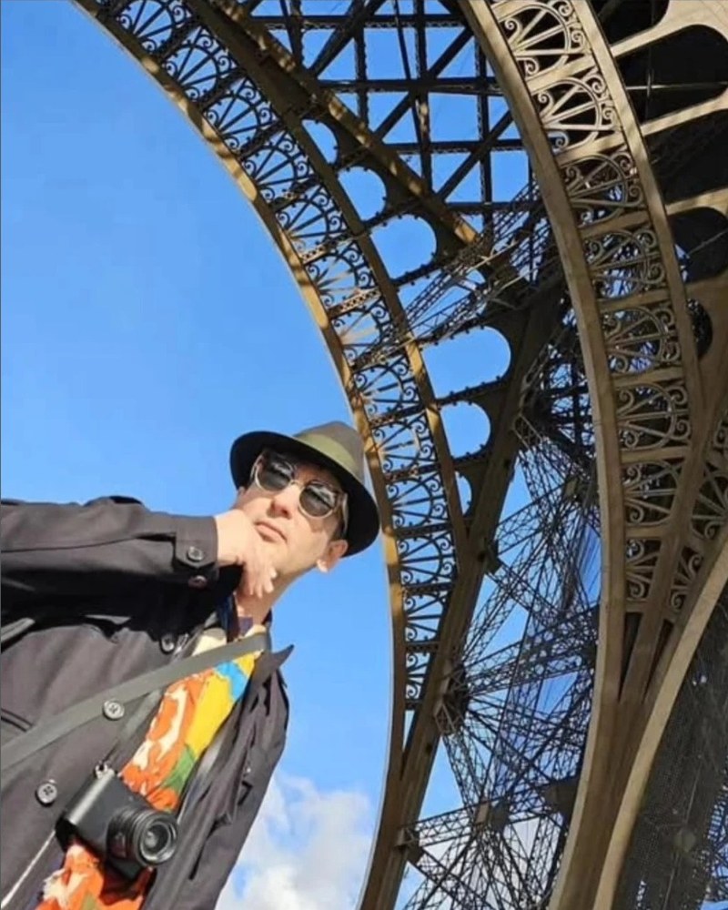 David De Hannay with a camera beneath the Eiffel Tower